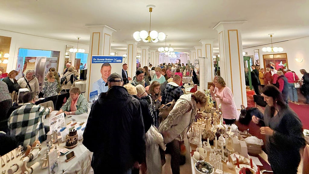 Das Gedränge in der Wandelhalle des Wolfener Kulturhauses ist groß. Die „LebensArt“ zieht Besucher an. 