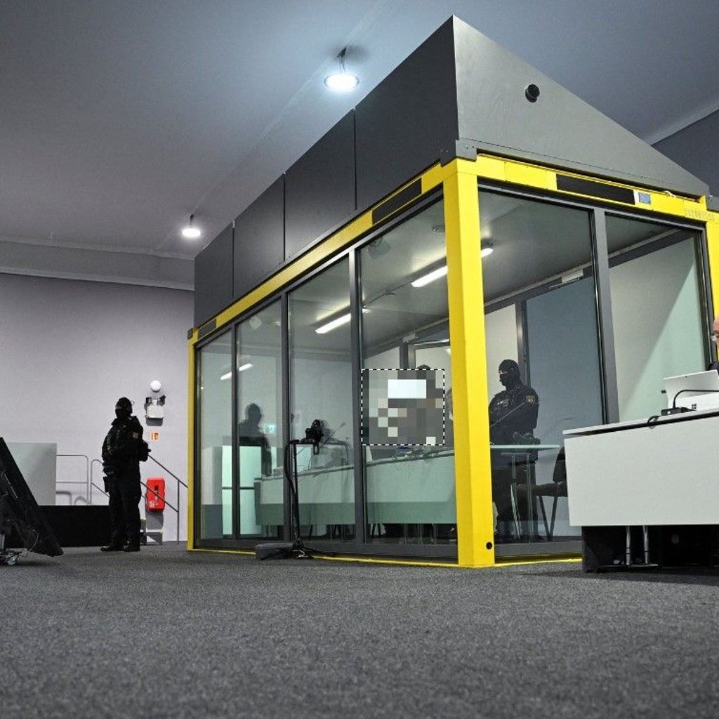 Taleb A. vor Prozessbeginn am Montag im Glaskasten des Gerichtssaals.