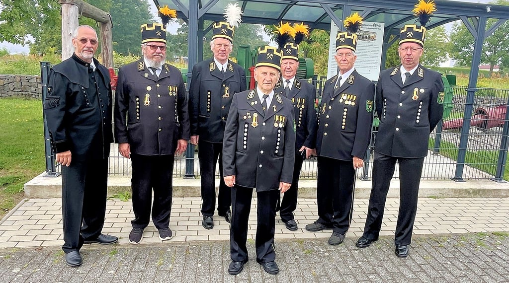 Der letzte Obersteiger Rolf Kriebel (vorn) und seine Mitstreiter im Traditionsverein der Bergleute halten Erinnerungen an den Tiefbau lebendig.