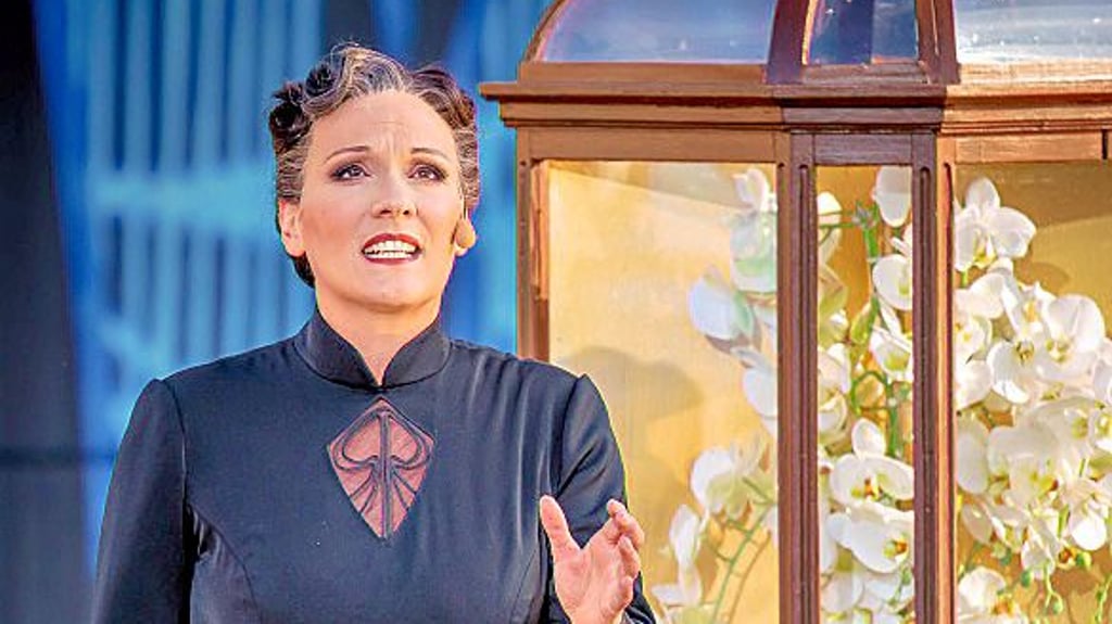 Kerstin Ibald als Mrs. Danvers in „Rebecca“.