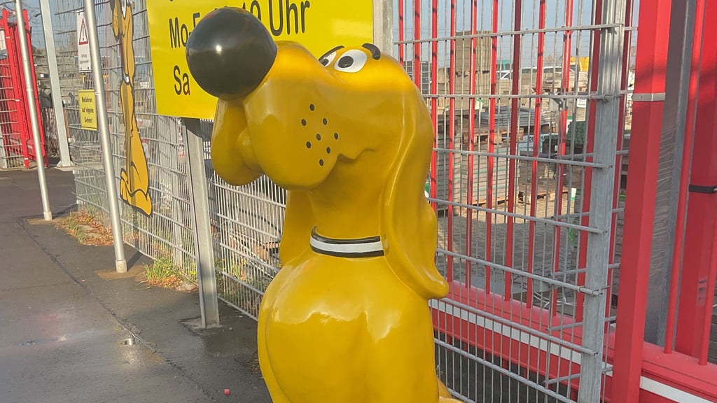 So sieht die gesuchte gelbe Hundefigur aus, die das Futterhaus-Team in Wernigerode vermisst.