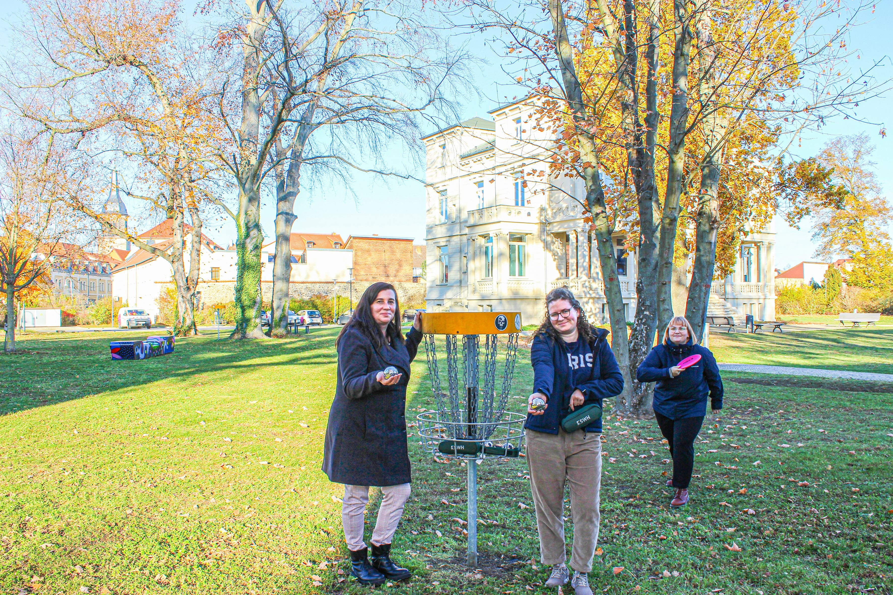 Boule und Discgolf an Villa Albrecht: Kugeln und Frisbees werfen: Sport-Selbsttest im Park