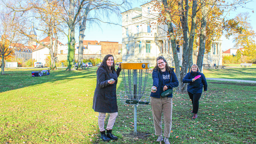 Sylvia Schiewe (von links), Sophie-Charlott Weiß und Saskia Lohöfer aus der Volksstimme-Redaktion haben das Boule- und Discgolf-Spiel an der Villa Albrecht ausprobiert.