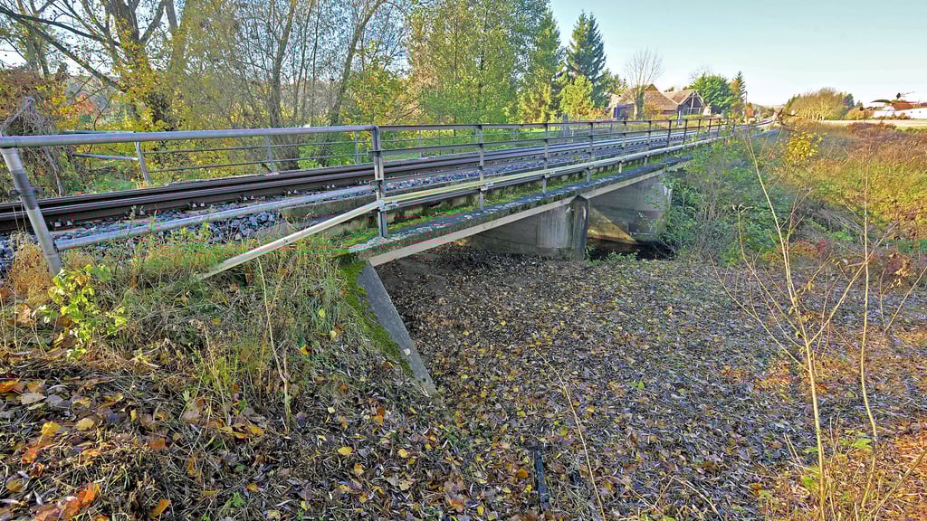 Damit der unbeschrankte Bahnübergang zurückgebaut werden kann, soll der Geh- und Radweg unter diese Bahnbrücke umverlegt werden.