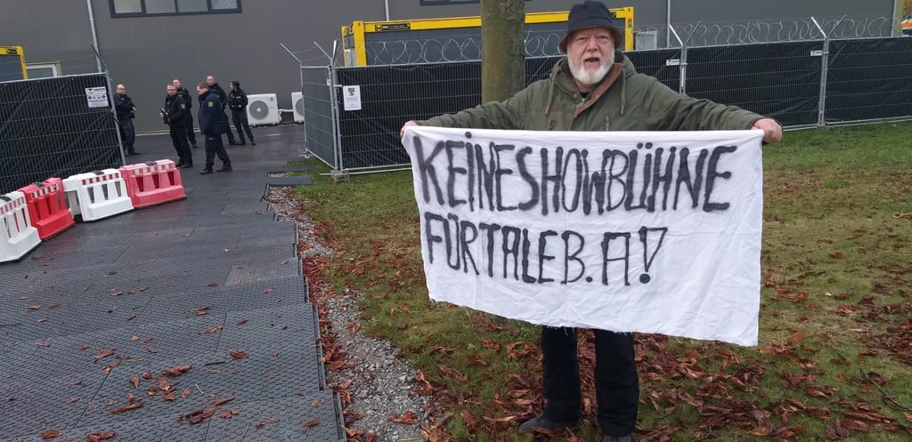 Michael Liebing protestiert vor dem Behelfsgericht. "Keine Showbühne für Taleb A.!", fordert der Magdeburger.