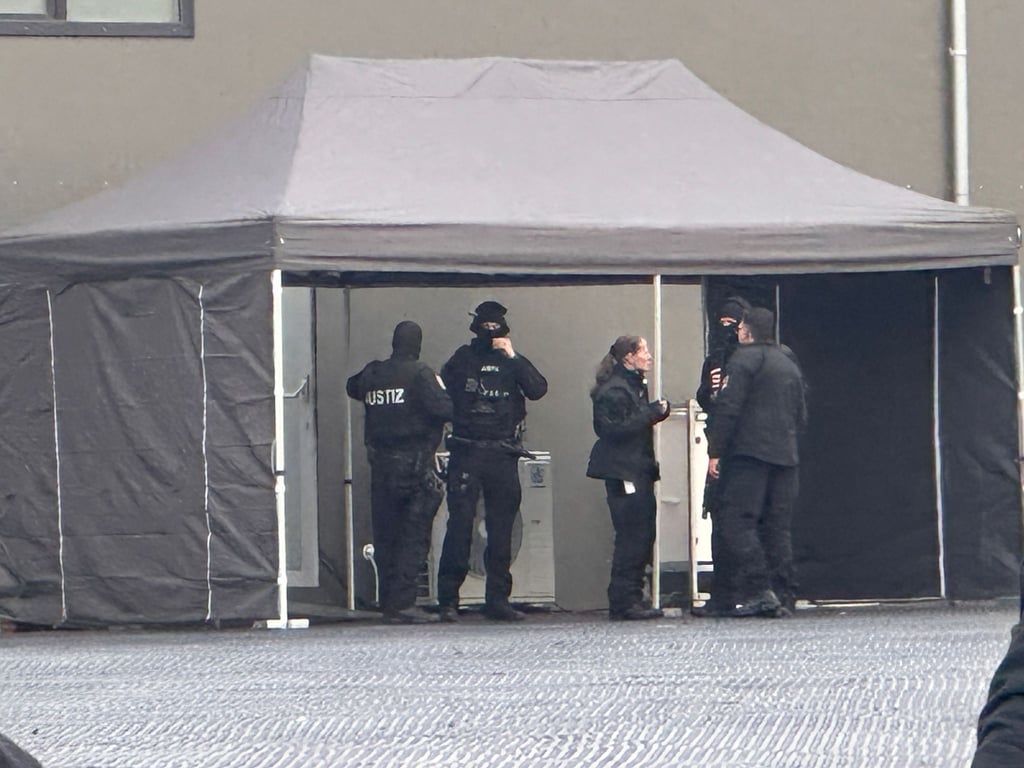 Kräfte vom BRSD (Besonderer Sicherheits- und Revisionsdienst des Justizvollzugs) sind am Behelfsgericht in Magdeburg eingetroffen.