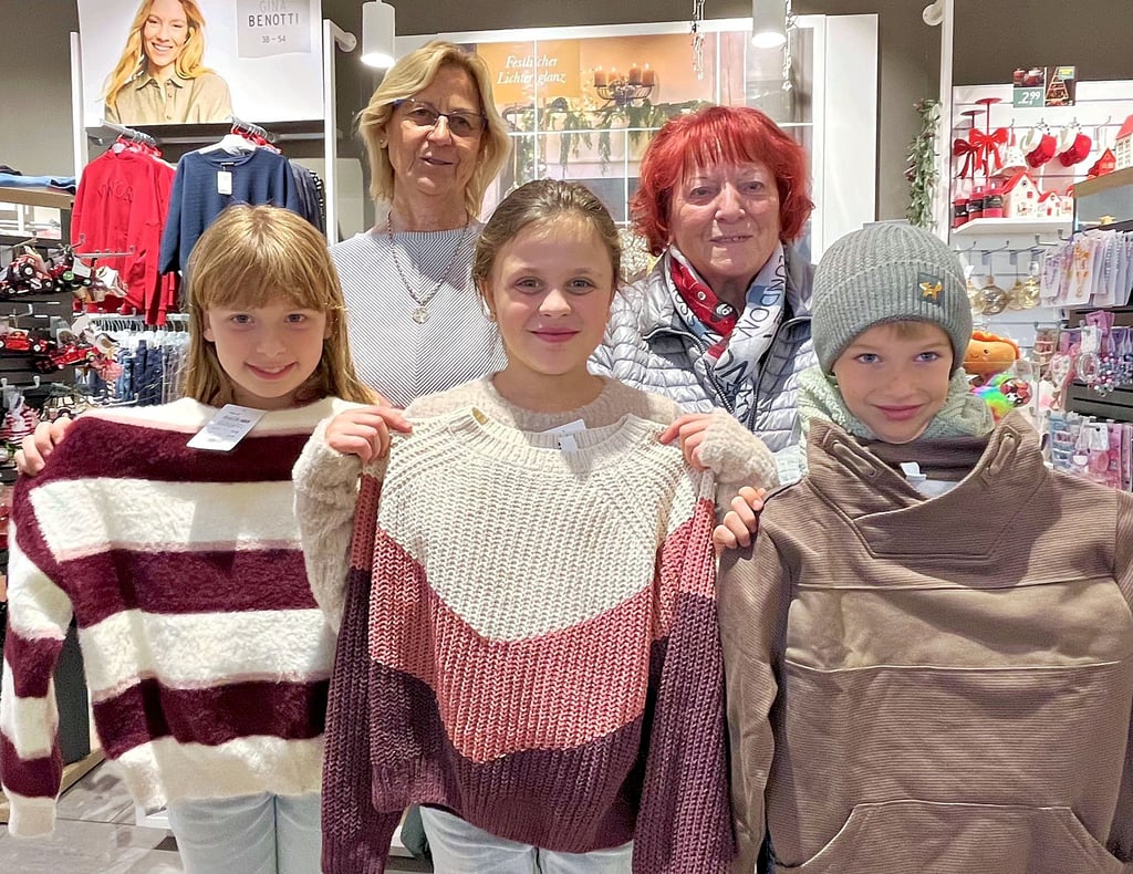 Renate Adloff (rechts) und Angela Seibt mit  Luca (von rechts), Enny und Emma nach der Einkaufstour.