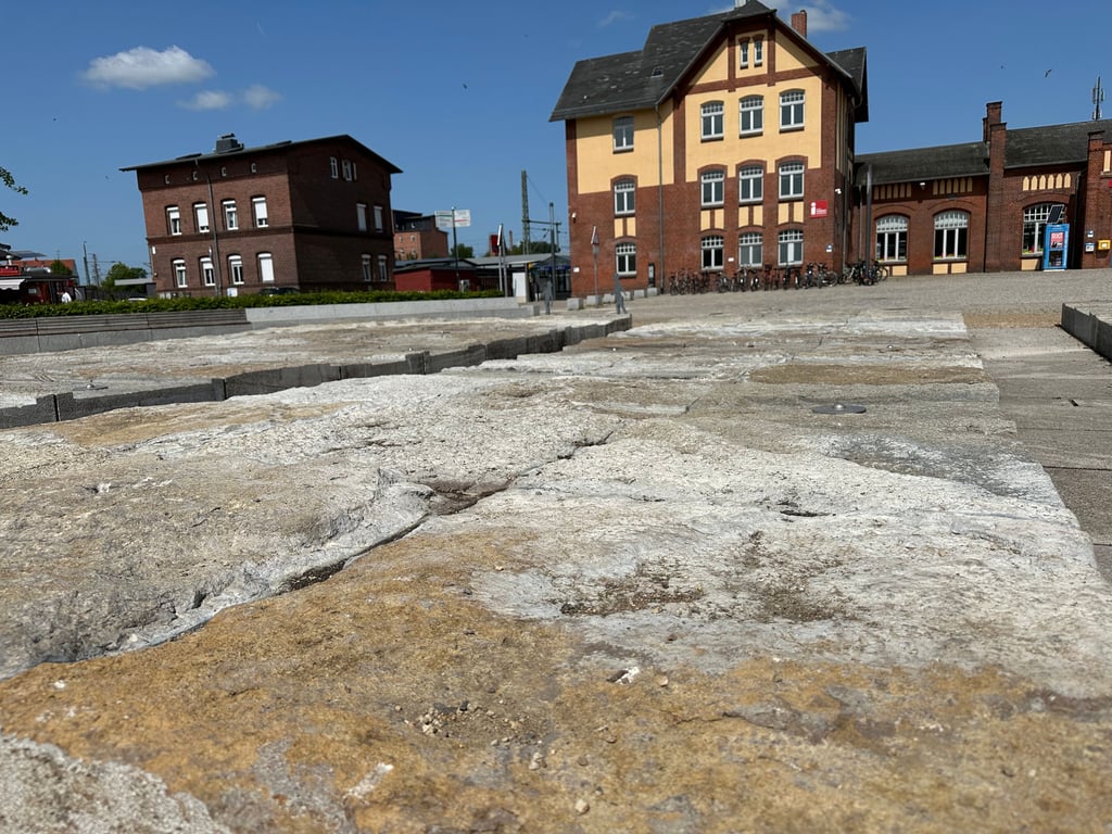 Noch ist das Wasserspiel vor dem Burger Bahnhof nicht in Betrieb. Wird die Anlage doch noch aktiviert?