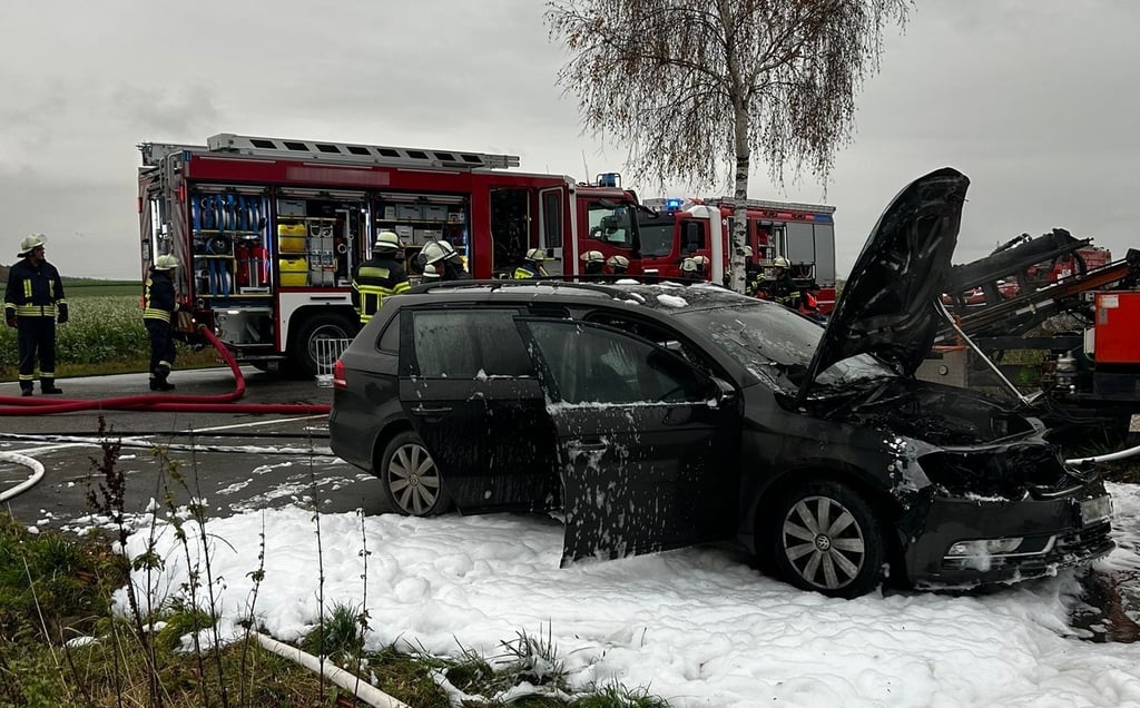 Die B71 war erneut an der Kreuzung Engersen/Zichtau gesperrt. Diesmal war es ein brennender Pkw, der die Rettungskräfte beschäftigte.