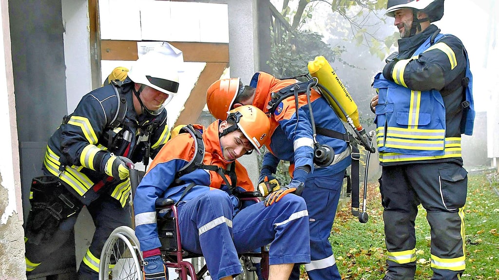 Nun ist doch eingetreten, was nicht hätte passieren dürfen – ein Atemschutznotfall im Einsatz. Die anderen bergen im Rahmen der Übung ihren verunglückten Kameraden unter Anleitung und bringen ihn aus der Gefahrenzone.