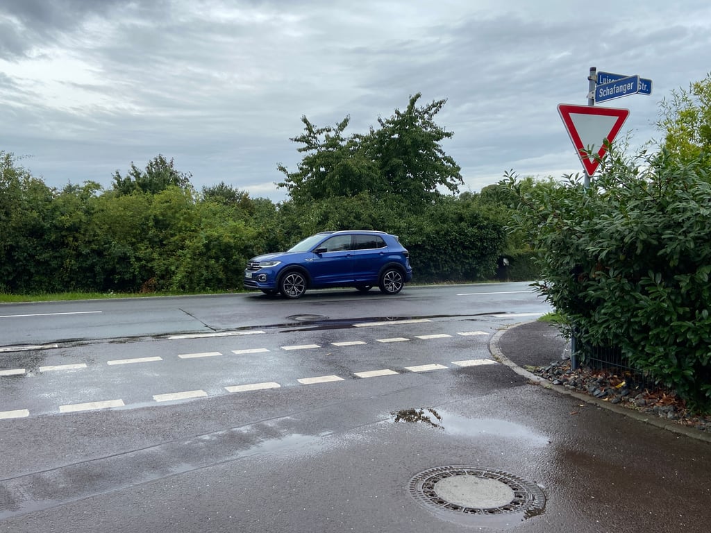 Die Kreuzung Schafanger/Luisenthaler Straße ist schwer einzusehen. Ein Verkehrsspiegel sollte für mehr Sicherheit sorgen - so zumindest die Idee Magdeburger Politiker.