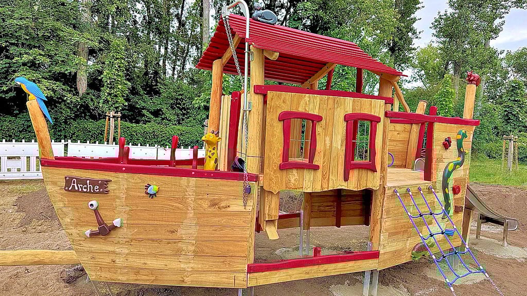 Dieses Piratenschiff, dass die Verbandsgemeinde mithilfe von Spenden anschaffen konnte, wertet  das Bad für Kinder auf. 