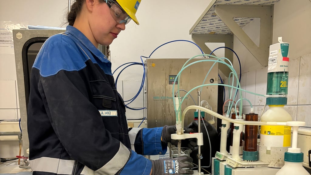 Qualitätscheck: Im Labor wertet Anni-Marie Produktproben aus.