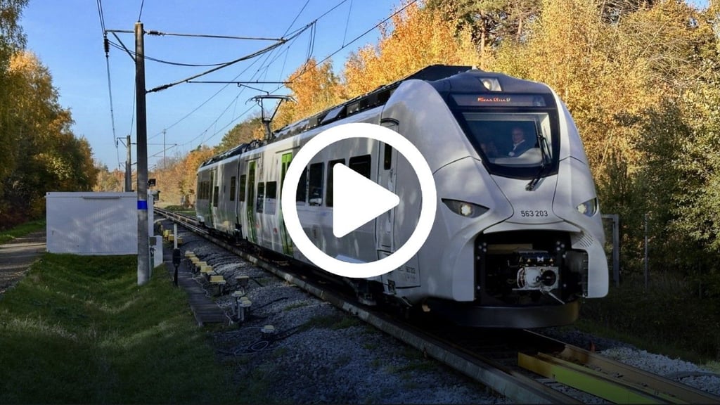 Die neue S-Bahn für Mitteldeutschland vom Typ Mireo drehte auf dem Testring von Siemens jetzt erstmals ihre Runden.