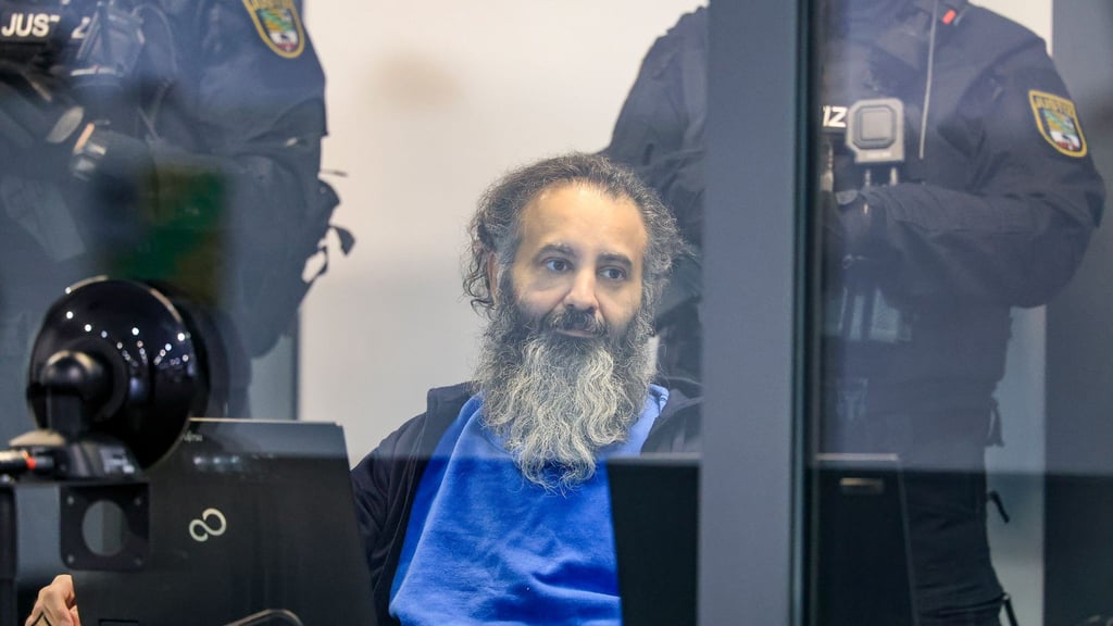 Zum Prozessbeginn sitzt der Attentäter vom Magdeburger Weihnachtsmarkt hinter Glas.