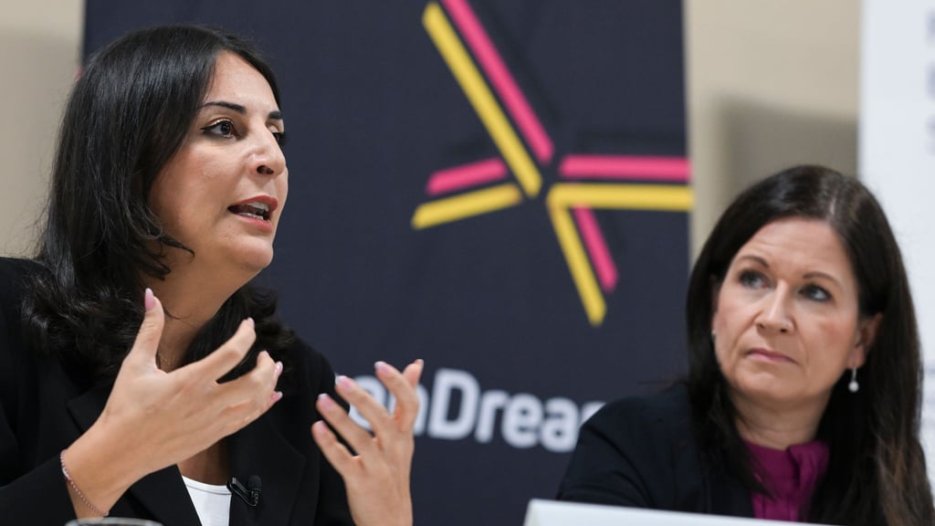 Bildungssenatorin Katharina Günther-Wünsch (CDU/rechts) startete ein Projekt zur Wertevermittlung an Schulen.