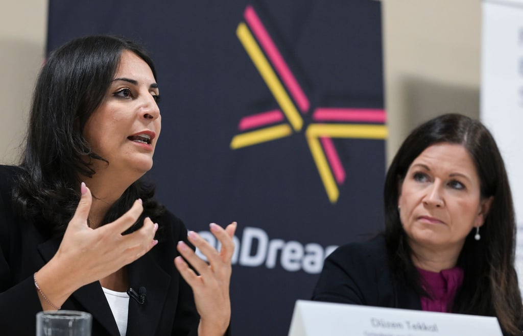 Bildungssenatorin Katharina Günther-Wünsch (CDU/rechts) startete ein Projekt zur Wertevermittlung an Schulen.