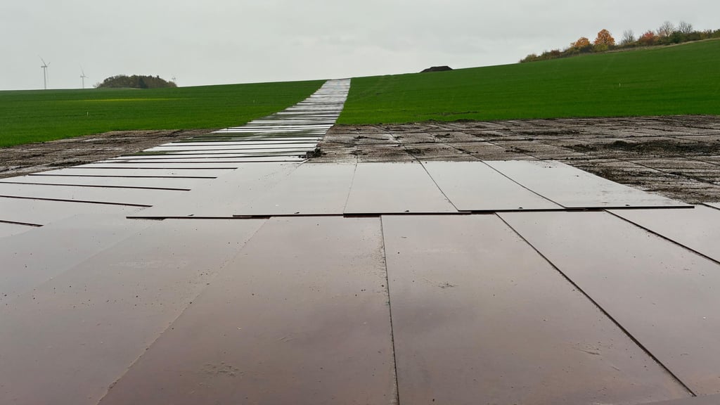 Tausende Metallplatten liegen auf einem Feld bei Domnitz.