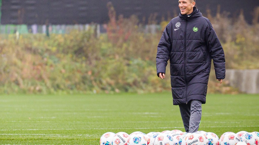 Einen Tag nach der Trennung von Paul Simonis: U19-Trainer Daniel Bauer trainiert erstmals die Wolfsburger Profis.