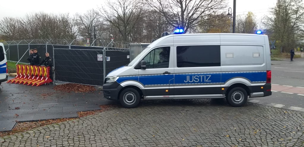 In diesem Justizfahrzeug soll er sitzen: Taleb A. ist am Behelfsgericht in Magdeburg angekommen.
