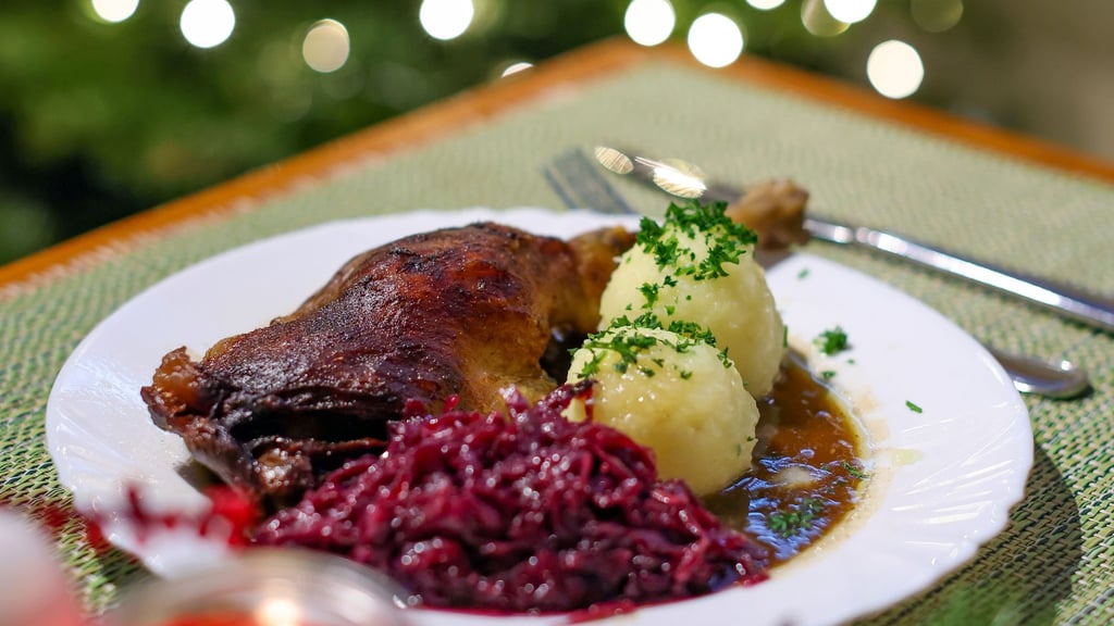 Da läuft einigen das Wasser im Mund zusammen, aber nicht allen: eine Portion knusprige Gänsekeule mit Rotkohl und Klößen. (Archivbild)
