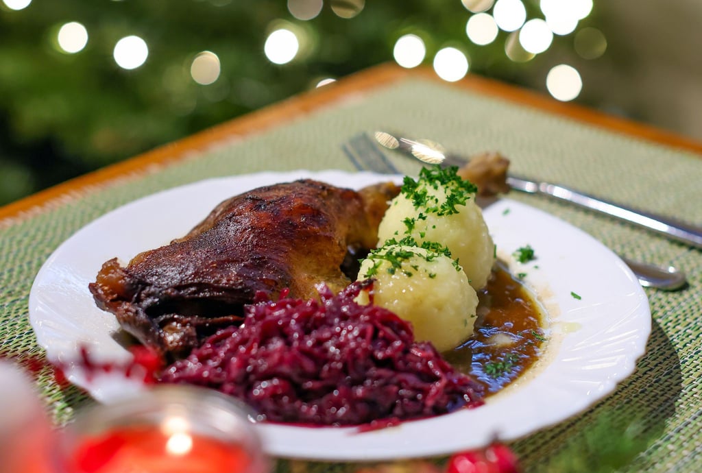 Da läuft einigen das Wasser im Mund zusammen, aber nicht allen: eine Portion knusprige Gänsekeule mit Rotkohl und Klößen. (Archivbild)