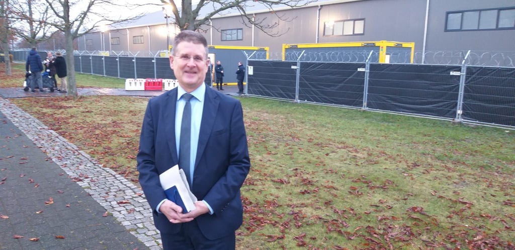 Bernhard Sterz, Mitglied des parlamentarischen Untersuchungsausschusses des Landes, vor dem Gerichtssaal in Magdeburg.