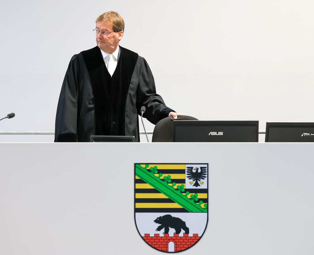 Der Vorsitzende Richter Dirk Sternberg kommt zu Prozessbeginn in den Gerichtssaal im temporären Gerichtsgebäude des Landgerichtes Magdeburg. Dort beginnt am Morgen der Prozess gegen A.