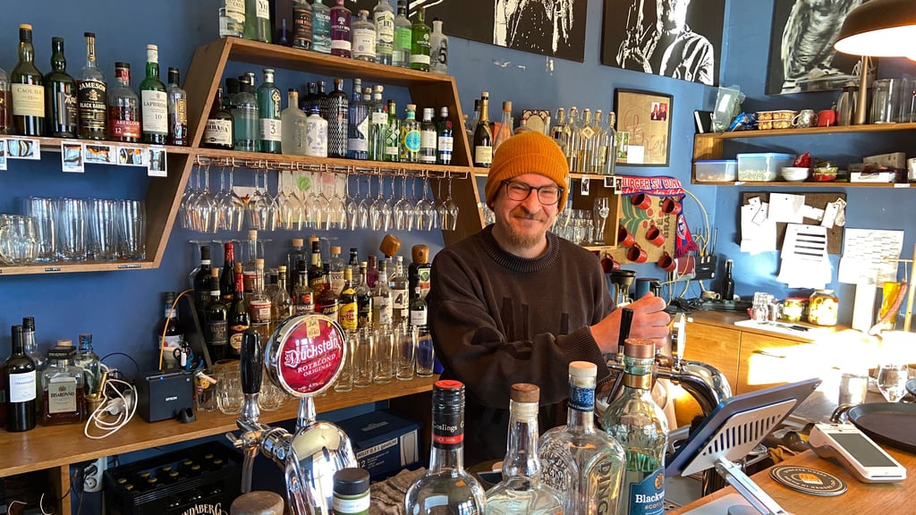 Steve Harder betreibt seit 2019 das Rayonhaus in Magdeburg. Nun zieht es ihn aufs Land – für seine Bar wird eine Nachfolge gesucht.