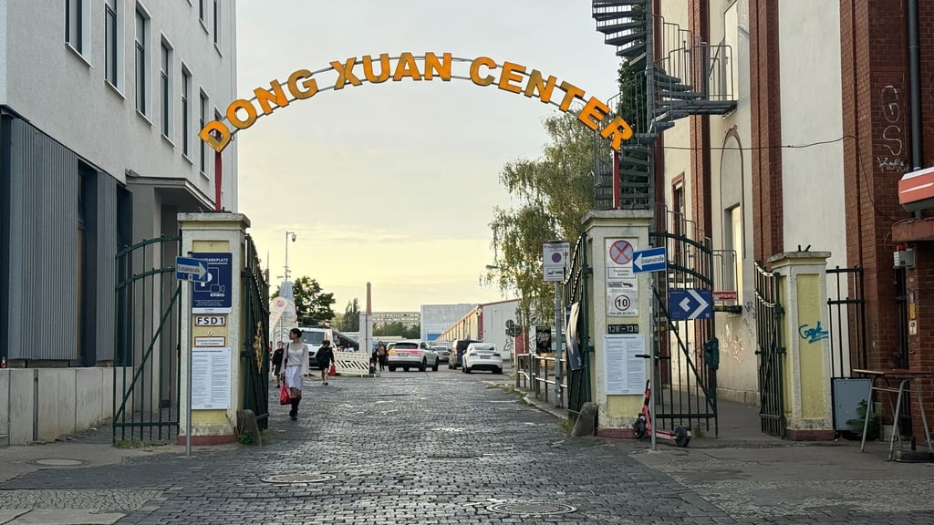 Das Dong Xuan Center besteht aus mehreren großen Hallen mit insgesamt rund 350 Geschäften, die vor allem von Vietnamesen betrieben werden. (Symbolbild)