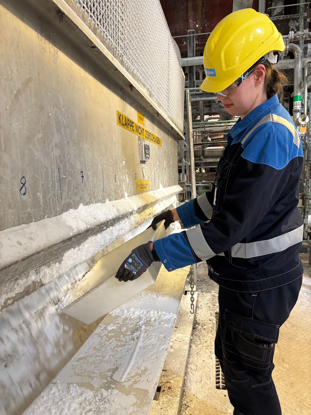 Regelmäßig entnimmt Auszubildende Anni- Marie Proben aus der Sodaproduktion.