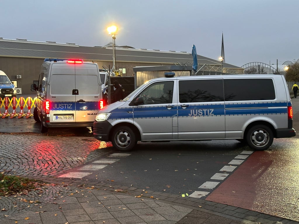 In Magdeburg beginnt heute der Prozess gegen Taleb A., der beim Anschlag auf den Weihnachtsmarkt sechs Menschen tötete und Hunderte verletzte. Fahrzeuge der Justiz fahren vor.