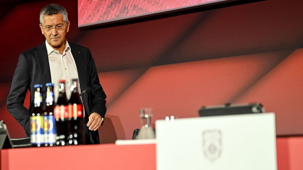 Bayern-Präsident Hainer wünscht sich Maßnahmen zur Deckelung von Spieler-Gehältern. (Archivbild)