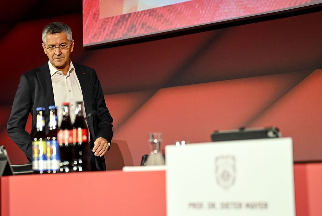 Bayern-Präsident Hainer wünscht sich Maßnahmen zur Deckelung von Spieler-Gehältern. (Archivbild)