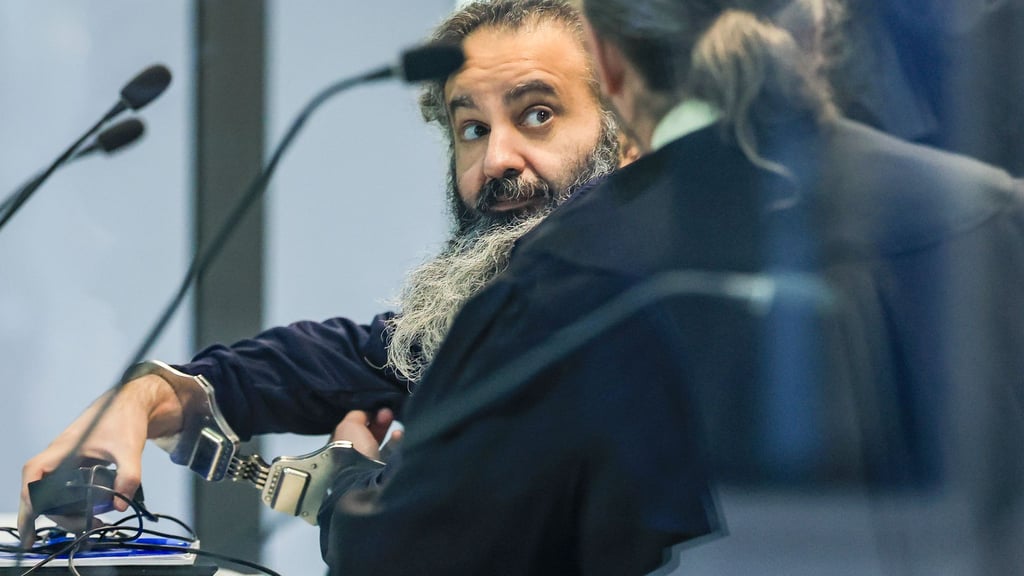 Der Angeklagte Taleb al-Abdulmohsen sitzt zu Prozessbeginn in einem kugelsicheren Glaskasten im Gerichtssaal im temporären Gerichtsgebäude des Landgerichtes Magdeburg.