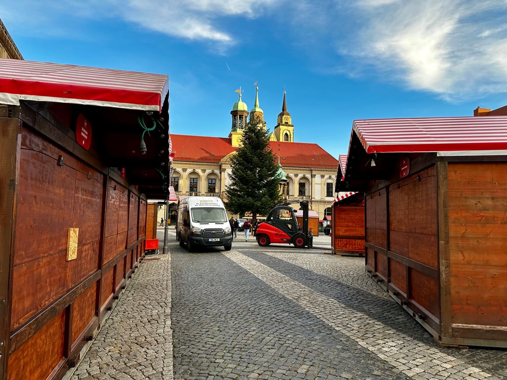 Der Aufbau des Magdeburger Weihnachtsmarktes läuft. Dennoch droht noch die kurzfristige Absage.