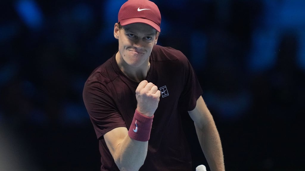 Jannik Sinner holt im ersten Gruppenspiel der ATP Finals den ersten Sieg.