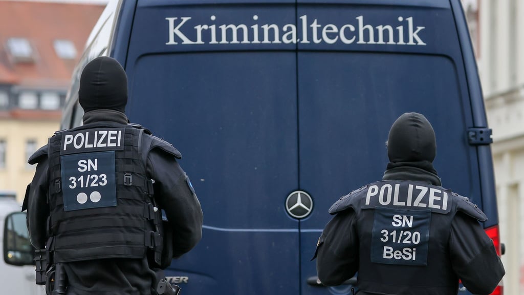 Im Fall eines mutmaßlichen Brandanschlages auf zwei Lkw in Leipzig ermittelt jetzt das Landeskriminalamt Sachsen. (Symbolbild)