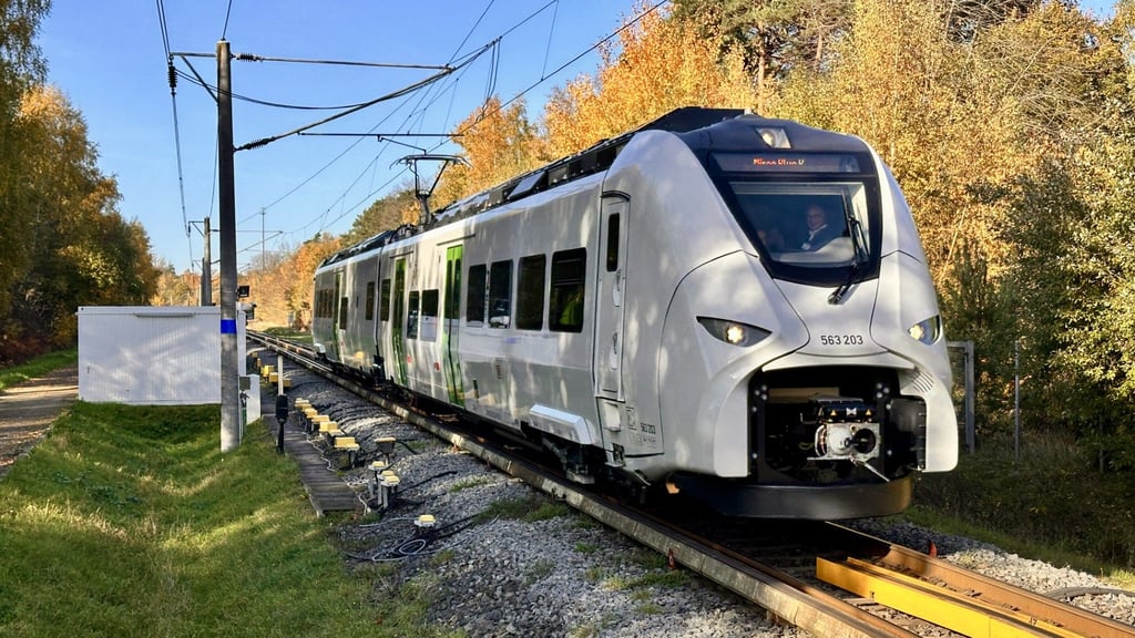 Die neue S-Bahn für Mitteldeutschland vom Typ Mireo drehte auf dem Testring von Siemens jetzt erstmals ihre Runden.