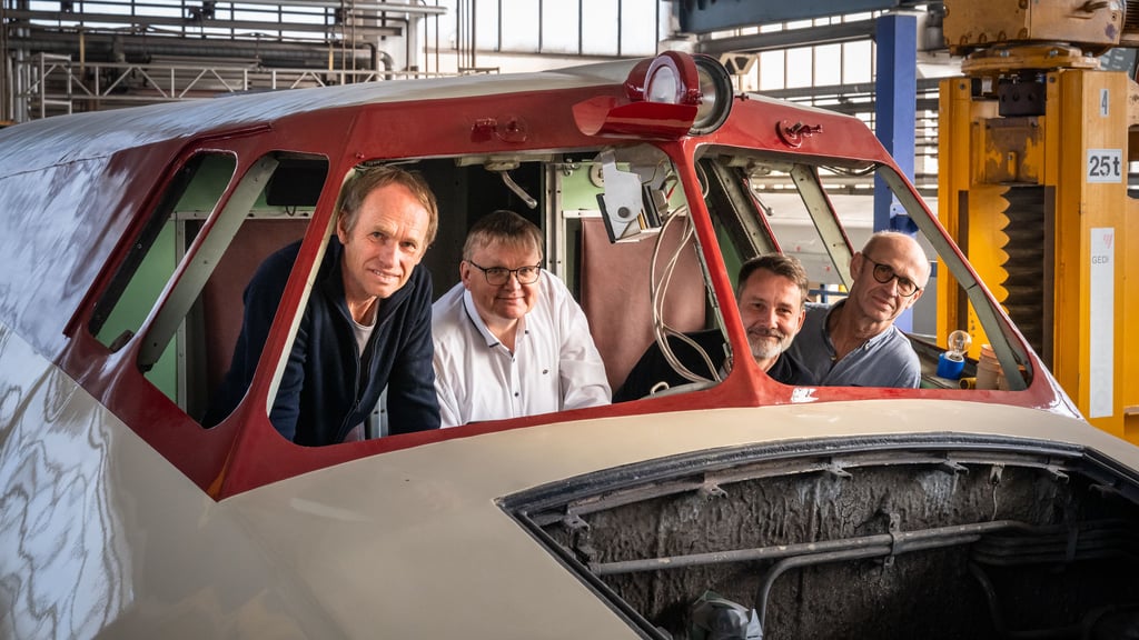 Schon im vorigen Jahr hatte Keimzeit in Halberstadt Platz genommen im Führerstand des Schnellzugs. Zu SVT-Piloten werden sie dennoch nicht ausgebildet, weiß Mario Lieb (2. v. l.) als Geschäftsführer der SVT-GmbH. Außen die Brüder Norbert und Hartmut und Norbert Leisegang, begeleitet von Andreas Sperling (2.v.l.) 