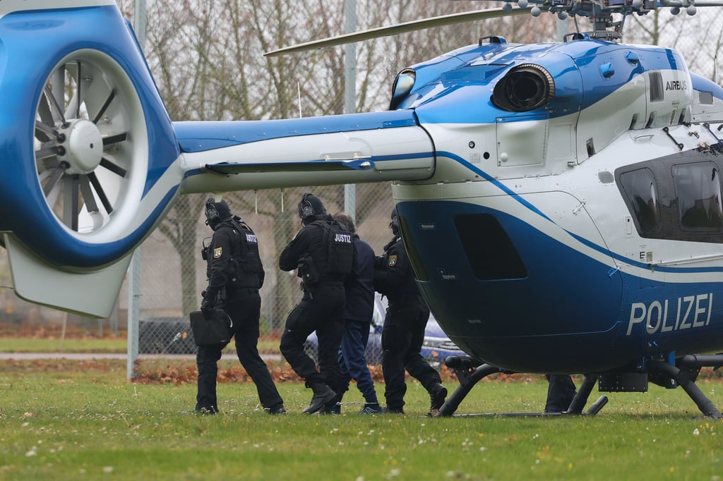 Der Attentäter wird aus einem Polizeihubschrauber zu einem Einsatzfahrzeug der Polizei geführt.