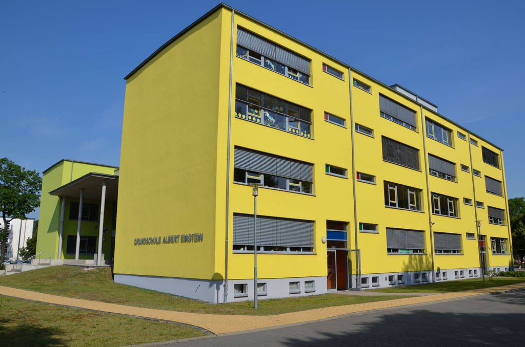 Blick auf die Grundschule Albert Einstein in Burg. Wird hier bald eine PV-Anlage auf dem Dach stehen?