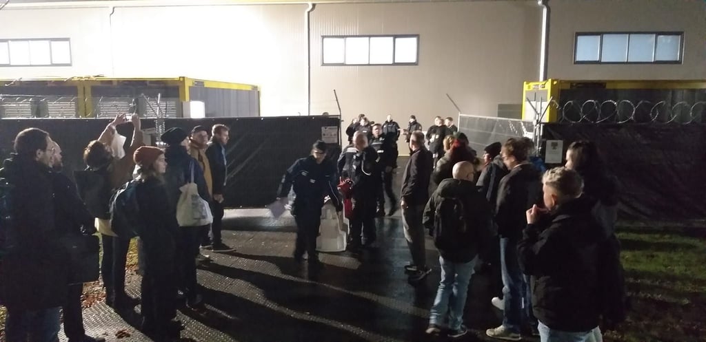 Der Einlass für die Besucher und Medienvertreter, die zum Prozessauftakt gegen den Amokfahrer vom Anschlag in Magdeburg dabei sein wollen, beginnt.