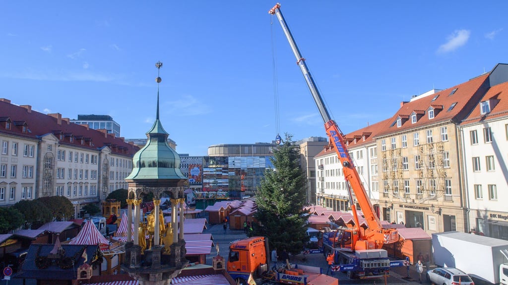Schon seit Ende Oktober stehen die ersten Buden auf dem Alten Markt vor dem Magdeburger Rathaus. (Archivbild)