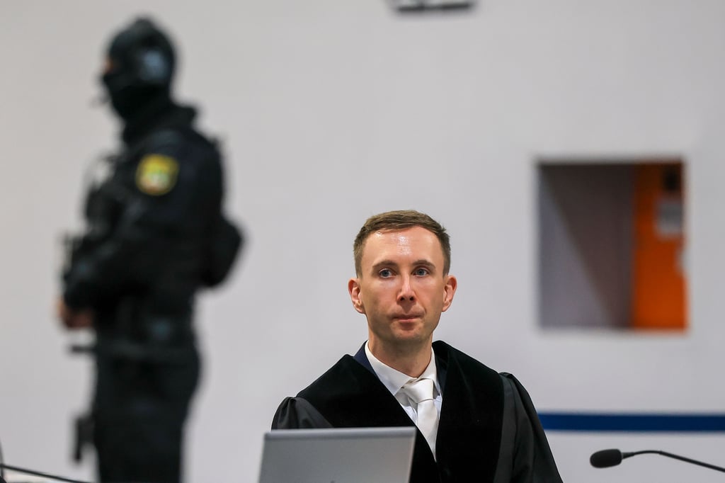 Oberstaatsanwalt Matthias Böttcher sitzt zu Prozessbeginn im Gerichtssaal im temporären Gerichtsgebäude des Landgerichtes Magdeburg.