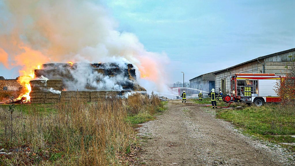 Dichter Rauch steigt über Globig auf: Feuerwehrleute kämpfen am Ortsrand gegen den Großbrand eines riesigen Strohlagers. Rund 1.300 Ballen mit mehr als 650 Tonnen Stroh stehen dort seit Sonntag in Flammen.