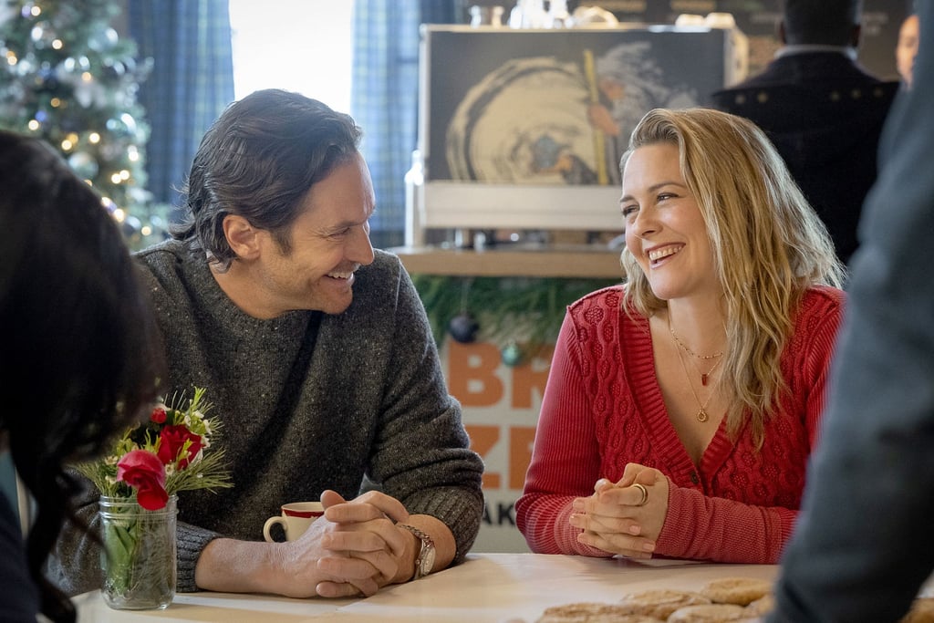 Oliver Hudson als Everett und Alicia Silverstone als Kate im neuen Netflix-Weihnachtsfilm „A Merry Little Ex-Mas“. (Start am 12. November)