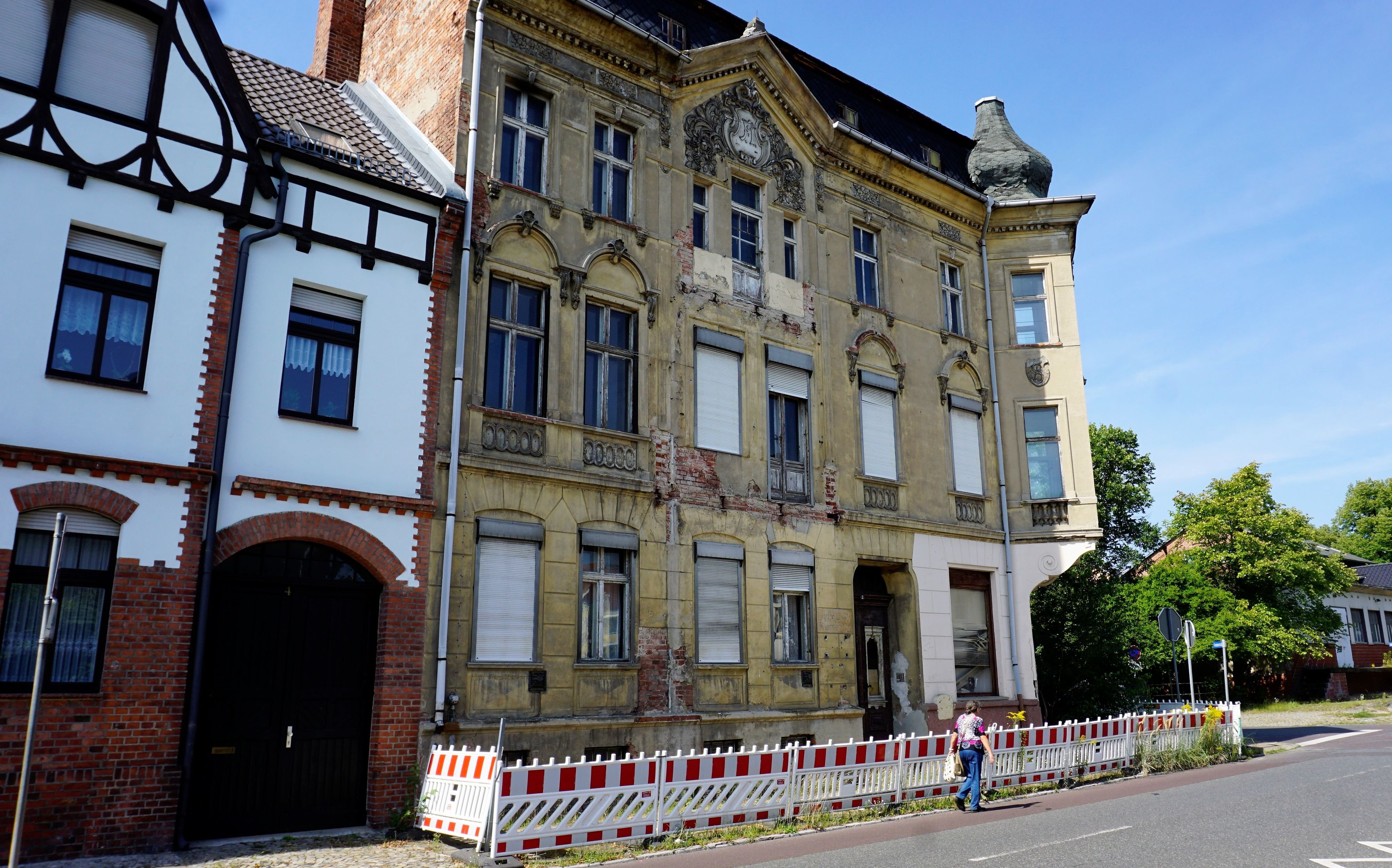 Stillstand im Süden Genthins: Lost Place in Genthin-Süd: Warum die Sperrung des Gehweges in der Friedenstraße bleibt
