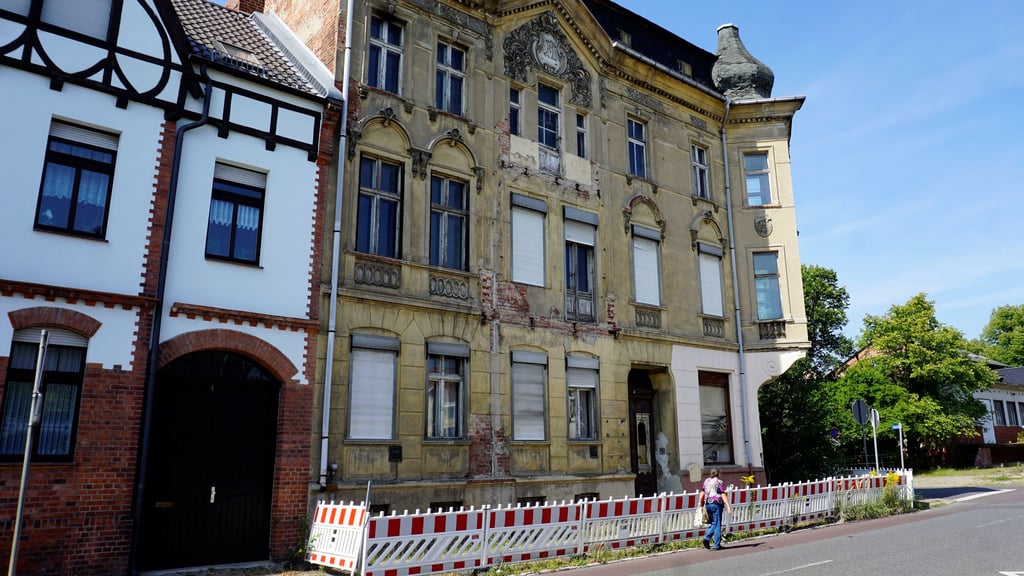 Augenfälliger Kontrast: Das immer weiter verfallende Gebäude Friedenstraße 2 und links daneben die weithin leuchtende Fassade des sanierten Hauses. 