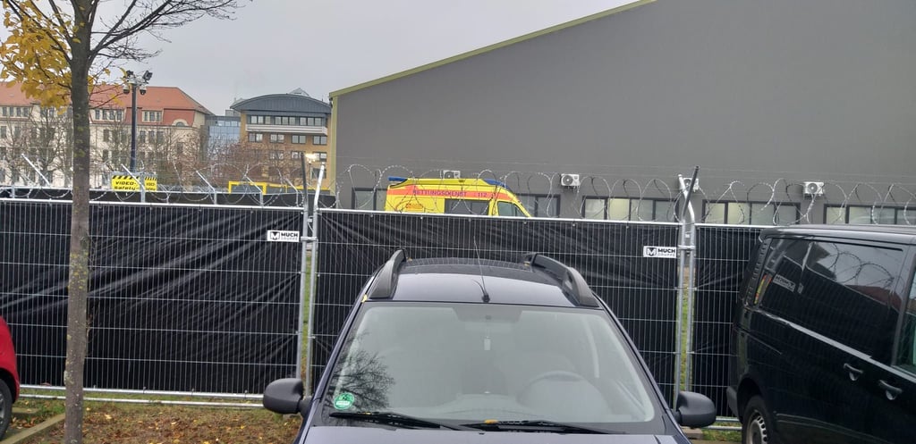 Nicht nur Polizei- und Justizfahrzeuge sind auf das Gelände des Behelfsgerichts in Magdeburg gefahren, sondern auch Rettungswagn